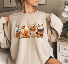 Fall Coffee Cute Halloween Pumpkin Latte Drink Cup Shirt Check more at https://lespiaules.com/product/fall-coffee-cute-halloween-pumpkin-latte-drink-cup-shirt/ Pumpkin Spice Shirt, Sweatshirt Aesthetic, Halloween Clothes, Coffee Sweatshirt, Outfit Halloween, Coffee Shirt, Stars Hollow, Fall Coffee, Halloween Hoodie