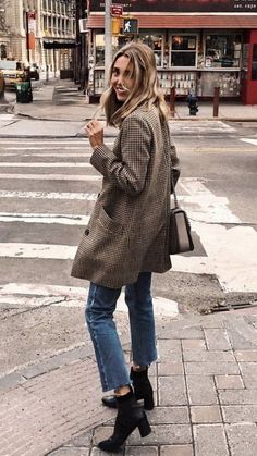 Winter Parisian Style, Parisian Style Outfit, Parisian Look, Style Basics, Fall Winter Wardrobe, Mode Casual, Outfit Trends