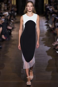 Stella McCartney Karmen Pedaru, Vietnam Fashion, Hi Fashion, Mother Wedding Dress, Runway Collection, Fashion Shows, Stella Mccartney