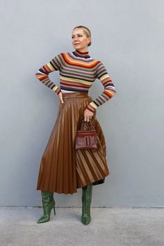 Brown Leather Skirt, Dressing Style, Moda Chic, Skirts With Boots, Winter Chic, Style Winter, Colourful Outfits, Casual Street Style, Winter Fashion Outfits