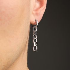 A pair of stainless steel cable chain huggie hoop earrings. These are perfect to add an extra touch of grunge to your look! stainless steel 15mm latch back hoop cable chain modern grunge IG: Sib.somewhereinbetween WEB: www.thesibshop.com Alternative Jewelry Grunge, Masc Earrings, Grunge Earrings Piercings, Masculine Earrings, Masc Jewelry, Welded Jewelry, Alternative Earrings, Alternative Accessories, Modern Grunge