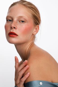 Clean Face Makeup Look, 2024 Makeup Looks, Makeup Model Photography, Dewey Makeup, Sugar Plum Fairy Makeup, Beauty Editorial Photography, Makeup Poses, Fashion Editorial Makeup, Fashion Show Makeup