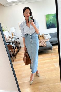 High-Low Hem Denim Skirts: Bold and Beautiful Long Denim Skirt Outfit Summer, Denim Skirt Outfit Summer, Denim Maxi Skirt Outfit, Long Denim Skirt Outfit, 9to5chic Outfits, Denim Skirt Fashion, Jean Skirt Outfits, Long Jean Skirt, Midi Skirt Outfit