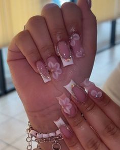 Medium Nails Birthday, Birthday Medium Nails, Light Pink Nails With Gems Short, Nail Ideas Acrylic Flowers, Cute Pink And Gold Nails, Baddie Nails Acrylic Designs Pink, Purple Quince Nails Flowers, Latina Nails Medium Length, Junk Set Nails