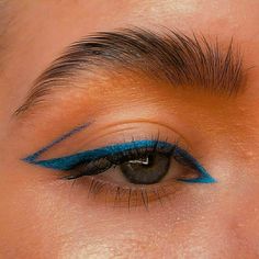 Graphic Colored Eyeliner, Colorful Eyeliner Brown Eyes, Coloured Liner Eye Makeup, Bright Eyeliner Looks, Colourful Graphic Liner, Simple Blue Eyeliner, Coloured Eyeliner Looks, Blue Eyeliner Makeup Looks