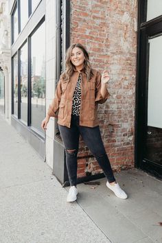 30 Fall Outfit Ideas With Sneakers » Lady Decluttered Utility Jacket Outfit, Fall Outfits 2023, Mid Size Fashion, Slim Fit Sweater, Cozy Winter Outfits, Outfit Plan, Outfits 2023, Jacket Outfit, Mid Size