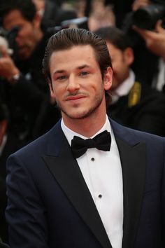 sleek brushed medium hairstyle for men Gelled Hair, Medium Hairstyles For Men, Mens Medium Length Hairstyles, Purple Ombre Hair, Gaspard Ulliel, Haircut Men, Short Hairdos