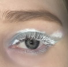 Wind Makeup Element, Winter Ball Makeup, Silver Mascara, Dnd Makeup, Wind Makeup, Elements Makeup, Snail Party, Victoire Weasley, Air Makeup