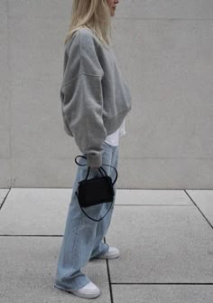 Grey Sweatshirt Outfit, Feminine Tomboy Style, Gray Sweatshirt Outfit, Personal Style Inspiration, Paris Outfits, Oversize Fashion, K K, Casual Chic Outfit, Tomboy Fashion