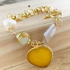 Pulsera hecha a mano con citrino, bañada en oro de 24k con perlas barrocas y piedras semipreciosas, por Vila Veloni | Joyeria fina por Vila Veloni Jewelry Making Ideas, Making Ideas, Jewelry Crafts, Products I Love, Shabby Chic, Jewelry Making, Gemstones, I Love