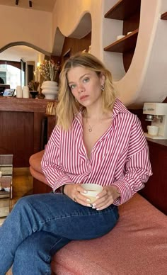 Red Striped Shirt Outfit, Outfits With Striped Shirts, Red Striped Shirt, Strip Blouse, Style Désinvolte Chic, New Street Style, Uni Outfits, Blue Striped Shirt, Modern Feminine