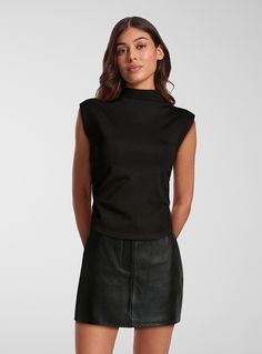 Femme > T-shirts Icône - La camisole taille froncée col montant Icône  Exclusivité Icône  Dense jersey interlock au doux toucher Fait notamment de viscose LenzingEcovero respectueuse des forêts Coupe ajustée légèrement écourtée Petit col montant Taille froncée   Taille de l'article en photo : petit Mimi Dress, Suit Jacket Dress, Womens Cami, Skirt Co Ord, Suspender Dress, Women T Shirts, Cropped Style, Ladies Dress Design, Skirted Swimwear