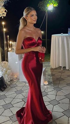 Llama la atención sin esfuerzo con este impresionante vestido de fiesta largo de satén rojo con escote en forma de sirena. El color rojo intenso y la elegante silueta de sirena seguro que dejarán huella. El escote en forma de corazón añade un toque de romanticismo mientras que la lujosa tela de satén cae de forma hermosa. Perfecto para una glamorosa noche de graduación o cualquier evento formal.

 Detalles:

 Estilo de vestido: sirena

 Color: Rojo

 Escote: Corazón

 Mangas: Sin mangas

 Estil Wedding Turkey, Marine Ball, Prom Dress Inspo, 2024 Prom, Stunning Prom Dresses, Prom Dress Ideas, Prom Inspo, Custom Size Dresses, Prom Dress Inspiration