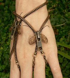 Nature Inspired Steampunk Zipper Jewelry - The Beading Gem's Journal Steam Punk Diy, Steampunk Mode, Steampunk Outfits, Moda Steampunk, Zipper Bracelet, Mode Steampunk, Steampunk Bracelet, Zipper Jewelry, Steampunk Crafts