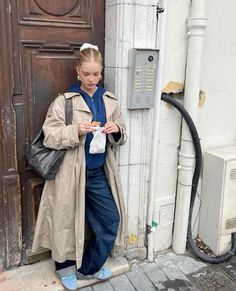 Comfy Sneakers, Cold Fits, Stockholm Street Style, Effortless Outfit, Rainy Day Outfit