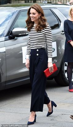 Düşes Kate, Looks Kate Middleton, Prince William And Kate Middleton, Mode Prints, Kate Middleton Outfits, 일본 패션, Middleton Style, Sailor Pants