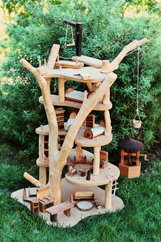 a tree house made out of wooden logs