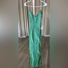 Tried On Green Evening Midi Dress For Party Season, Chic Green Evening Dress For Party, Fitted Green Midi Dress For Prom Season, Fitted Green Midi Dress For Prom, Green Midi Dress For Party Season, Green Fitted Midi Dress For Prom, Floor-length Sequin Dress For Spring Party, Spring V-neck Gown For Night Out, Spring Party Gown With V-neck