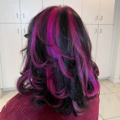 Purple Hair With Purple Highlights, Curly Draculaura Hair, Black And Purple Chunky Highlights, Hairdye Inspo Curly Hair, Chunky Highlight Placement, Purple Stripes Hair, Red And Purple Hair Color Ideas, Purple And Brown Hair