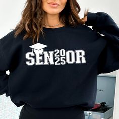 Senior 2025 Shirts, Senior Shirts Ideas 2025, Class Of 2025 Shirt Ideas, Senior T Shirts Ideas Design, Senior Clothes, Senior Hoodies Design Ideas, Senior Painted Jeans, Hoodies Design Ideas