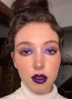 Purple Eyeshadow Pink Lipstick, Simple Colorful Makeup, Violet Makeup, Plum Makeup, Futuristic Makeup, Monochrome Makeup, Work Makeup