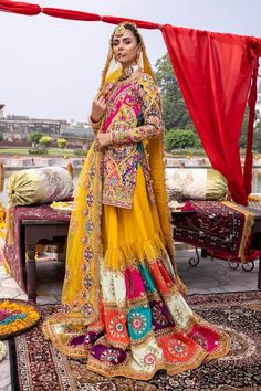 Bridal Dresses for Mehndi in Sharara Kameez Bridal Sharara, Mehndi Outfit, Mehndi Dress, Pakistani Wedding Outfits, Gaun Fashion, Pakistani Fancy Dresses, Bridal Dress Fashion, Pakistani Bridal Dresses, Pakistani Bridal Wear