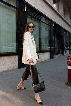 Chanel Gabrielle Bag Outfit, Chanel Gabrielle Bag, Chanel Street Style, Chanel Bag Outfit, Chanel Gabrielle, Casual Summer Outfits For Women, Chanel Outfit, Fashion Jackson, Digital Journal