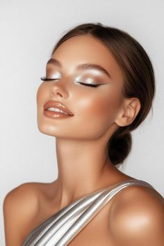 Be bold with your prom makeup this year! These 18 bold prom eye makeup ideas feature vibrant eyeshadows, striking liner, and unique styles that will ensure your eyes steal the spotlight. 1970 Makeup, Prom Eyes, Bronze Smokey Eye, Blue Smokey Eye, Brown Liner, Party Makeup Looks, Prom Eye Makeup, Prom Makeup Looks, Glitter Bomb