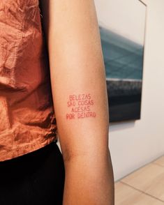 a woman with a tattoo on her arm that reads, beleaza salas de texas for dentists