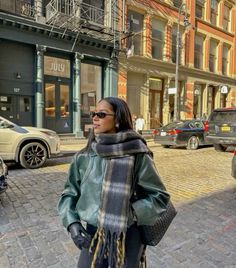 #fall #ootd #outfits #outfitoftheday #scarf #streetstyle #nyc Winter Nyc Outfits, Cold Weather Outfits Winter, Nyc Winter Outfits, December Outfits, Winter Nyc, Chicago Outfit, Nyc Fits, Ny Outfits