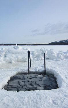 there is a hole in the snow that looks like it has been dug into ice