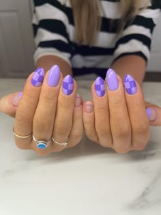 Simple Spring Nail Ideas Almond Shape, Pastel Purple Acrylic Nails Lavender, Nail Inspo Summer Purple, Fun Nails Almond Shape, Checkered Coffin Acrylic Nails, Fun Nail Designs Purple, Fun Nails Purple, Fun Almond Shaped Nails, Purple Gel Nails Designs