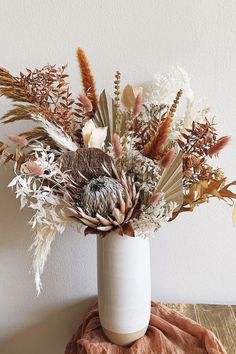 Joli bouquet de fleurs séchées aux couleurs de l'automne Diy Dried Flower Arrangement, Fall Flower Arrangements, Everlasting Flowers, Dried Bouquet, Dry Plants, Flower Arrangements Diy, Dried Floral, Dried Flower Bouquet, Dried Flower Arrangements