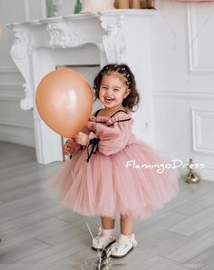 Staubrosa Baby-Mädchenkleid besonderer Anlass: erstes Geburtstagskleid, Taufe, Kleinkind-Geburtstagspartykleid, 1. Geburtstagskleid, ein Fotoshooting, ein Kleid für ein Blumenmädchen, eine Neujahrsparty und andere festliche Ereignisse. Baby Festzug Kleid mit Rüschen oben und unten. Blush Rose Kleid für Baby Mädchen Kleinkind ist ein unverzichtbarer Stoff für ein kleines Mädchen Prinzessin Kleid. Jegliche Accessoires sind nicht im Preis des Kleides enthalten) Wichtig: Unser Team näht schon seit d Baby Pageant Dresses, Baby Pageant, Dusty Pink Dress, First Birthday Dress, Dusty Pink Dresses, 1st Birthday Dresses, Sweet Pictures, Toddler Birthday Party, Toddler Dresses