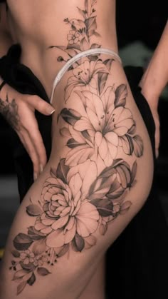 floral hip tattoo © tattoo artist © tattoo artist ❖ Amy Billing ✧ @amybillingtattoo ✧ @hobojacktattoo ❖ #girltattoos #floraltattoo #bodyart #inkmaster #hiptattoo #upperthightattoo #flowers #art #cooltattoos #tattoosforgirls #inkaddiction #inklover  #spinetattoo #dragontattoo #creativetattoo #girltattoos #besttattoos #cooltattoos #inkmaster #girltattoos #floraltattoo #bodyart #inkmaster #hiptattoo #upperthightattoo #flowers #art Tattoo Bein Frau, Floral Hip Tattoo, Font Tato, Hip Tattoo Designs, Tato Minimal, Virgo Tattoo