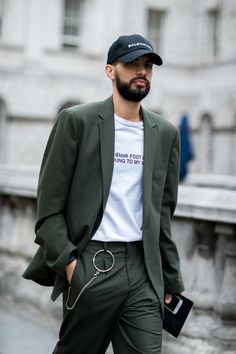 Los hombres mejor vestidos de London Fashion Week (Junio 2017) | GQ España Men Minimalist Fashion, Athleisure Men, Minimalist Fashion Men, Cheap Mens Fashion, Green Suit, Men Street, 가을 패션, Fashion 2018, Mens Fashion Trends