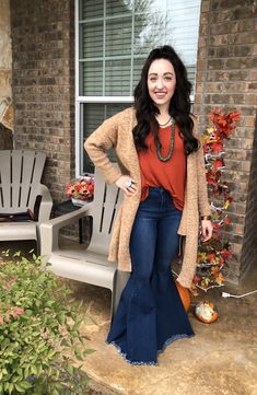 Fall Bell Bottom Jeans Outfit, Bell Bottom Jeans Outfit Fall, Bottom Jeans Outfit, Western Fall Outfits, Denim Outfit Fall, Bell Bottom Jeans Outfit, Jeans Outfit Ideas, Jeans Outfit Fall, Color Combos Outfit