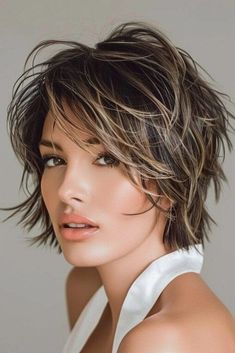 80s hairstyles for women Short Feathered Bob, Cute Short Layered Haircuts, Layered Pixie Cut, Feathered Layers, Feathered Bob, Enhance Natural Curls, Trendy Nail Designs, Layered Hairstyles