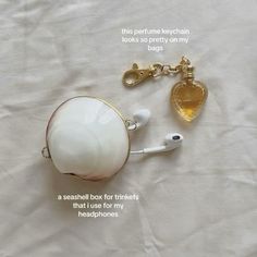 Seashell Perfume, Purse Trinkets, Perfume Keychain, Airpods Bag, Seashell Purse, Headphones Apple, Apple Aesthetic, Inside My Bag, Handbag Essentials