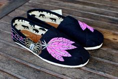 Hand Painted Musical Dream Catcher TOMS shoes by BStreetShoes Kids Fashion Trends, Purple Feather, Native Shoes, Online Kids Clothes, Shoe Art, Painted Shoes, Classic Shoes