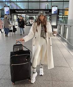 Airport Outfit Winter, Comfy Airport Outfit, Nyc Winter Outfits, Outfits New York, New York Outfit, Ny Outfits, Nyc Outfits, Airport Outfits