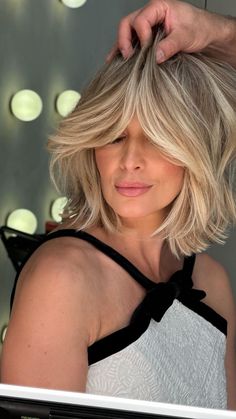 ROMEU FELIPE | Bob Italiano com Mechas Perl blonde e um toque sutil de baunilha!” ✨✂️🍦 | Instagram Blonde Lobs, Medium Bobs, Blonde Lob, Grey Curly Hair, Summer Blonde, Blonde Hair With Bangs, 2023 Hair, Blonde Hair Looks, Hair Skin Nails