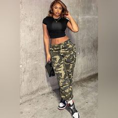 Nwt Camo Pants Camo Cargo Pants Outfit Baddie, Camo Pants Outfit Street Style, Camoflauge Pants Outfits, Outfits With Air Jordans, Army Pants Outfit, Camoflauge Pants, Camo Pants Outfit, London Queen