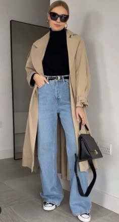 Garbadine Outfit, 2022 Fall Pants, Thrifted Chic Outfits, Colored Trench Coat Outfit, Gabardine Outfit, Outfits With Trench Coats, Ootd Trench, Minimalist Classic Style, Trench Outfit