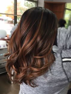 Wine Hair Color Balayage, Cooper Balayage Brunettes, Balayage Hair Caramel, Rambut Brunette, Wine Hair, Brunette Balayage, Brunette Hair With Highlights, Dye Hair, Big Curls