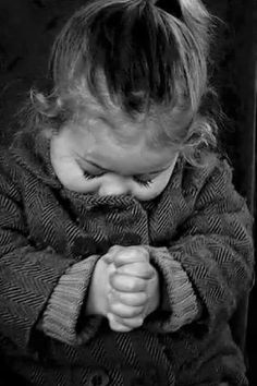 Children Praying, Foto Baby, Naha, Jolie Photo, Quotes For Kids, Little People, Baby Pictures, Children Photography, Black And White Photography