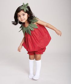 Strawberry Dress For Kids, Toddler Strawberry Costume, Toddler Girl Costume Ideas, Baby Strawberry Costume, Kids Costumes Diy, Toddler Halloween Costumes Girl, Toddler Girl Costume, Strawberry Costume Diy, Toddler Girl Halloween Costume