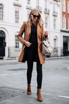 Women’s Work Blouses, Outfit Botines Cafes, Camel Dress Outfit, Brown Shoes Outfit, Outfit Cafe, Camel Outfit, Boots Outfit Ankle, Lawyer Fashion, Fashion Jackson