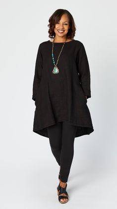 Model wearing black linen tunic over black cotton full length legging with turquoise necklace and black leather sandals. Plus Size Leggings Outfit Casual, Winter Outfits For Plus Size Women, Clothing Silhouettes, Black Tunic Outfit, Plus Size Leggings Outfit, Tunic And Leggings Outfit, Outfit Dames, T Shirt And Leggings, Dress With Tights And Boots