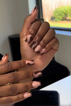 Short Acrylic Nails For Dark Skin Tone, Black Women Nails Acrylic Short, Plain Brown Nails Acrylic, Short Acrylic Nails For Black Women, Fall Short Nail Designs Autumn Classy, Fall Nail Designs Medium Length, Thanksgiving Simple Nails, French Tips Fall Nails, Nails Inspired Short